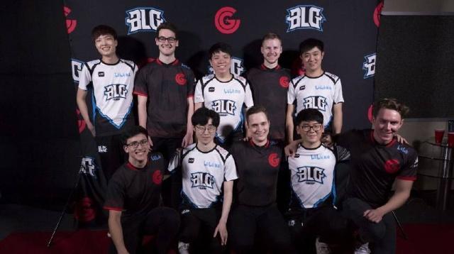 成鲜明对比 成鲜明对比